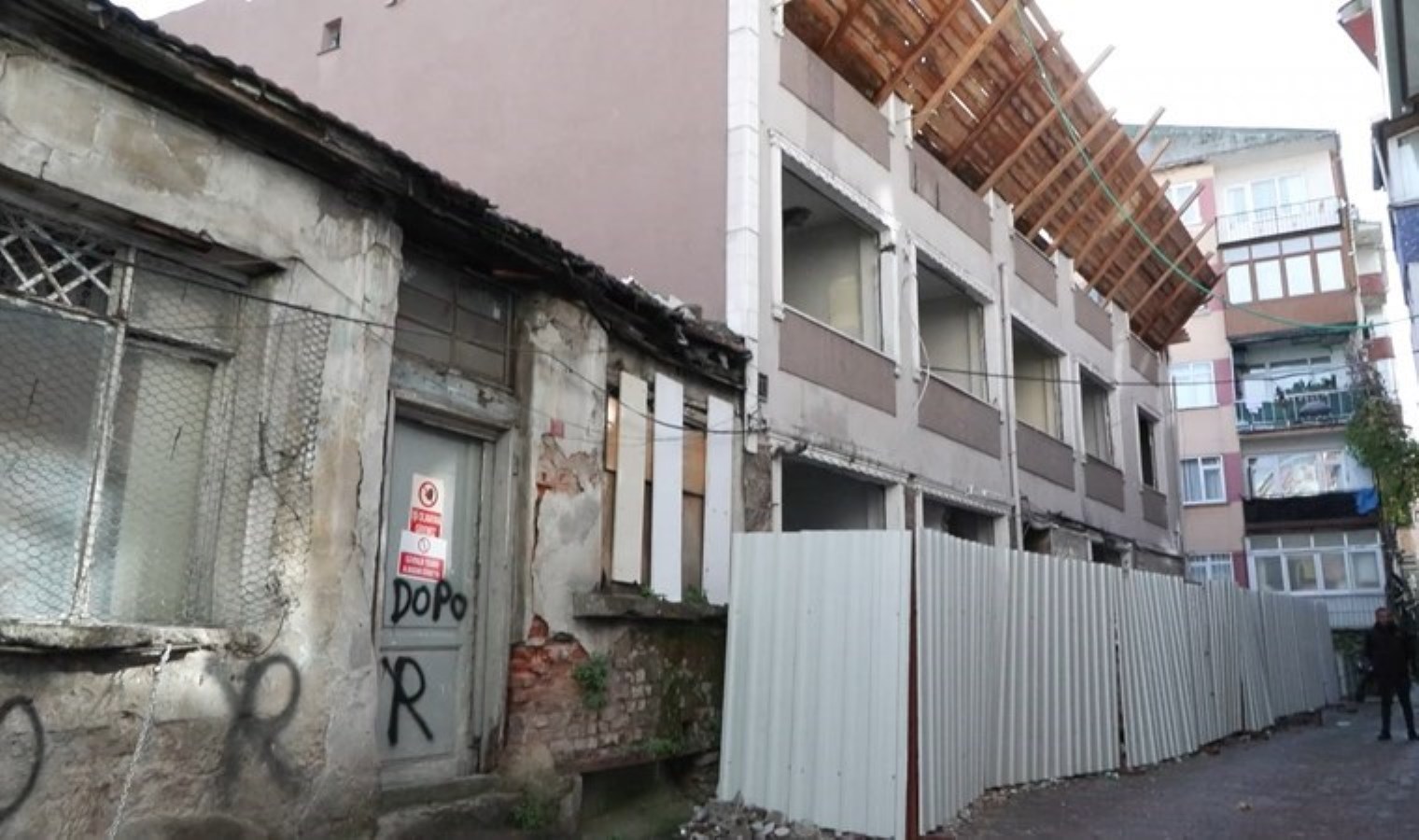 Fatih’te 107 yıllık binanın çatısına moloz düştü!