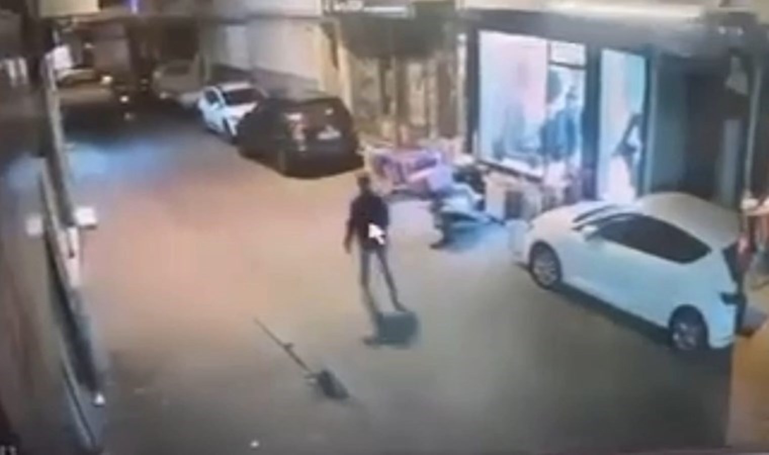 Fatih’te sokak ortasında dehşet anları: Husumetlisini silahla yaraladı!