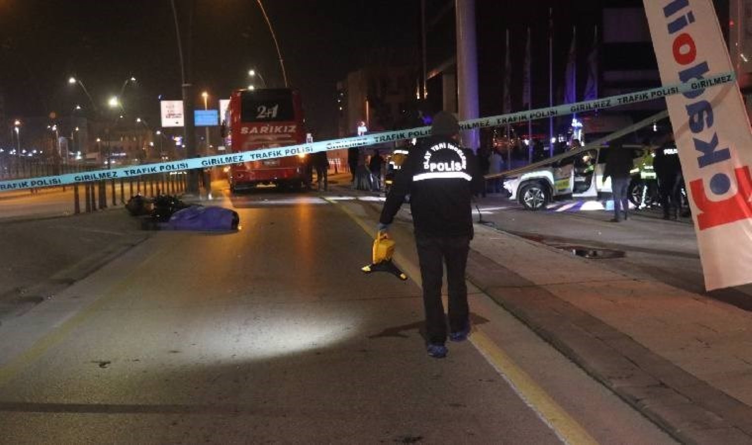 Feci olay… Motosiklet sürücüsü otobüsün altında kalarak can verdi!