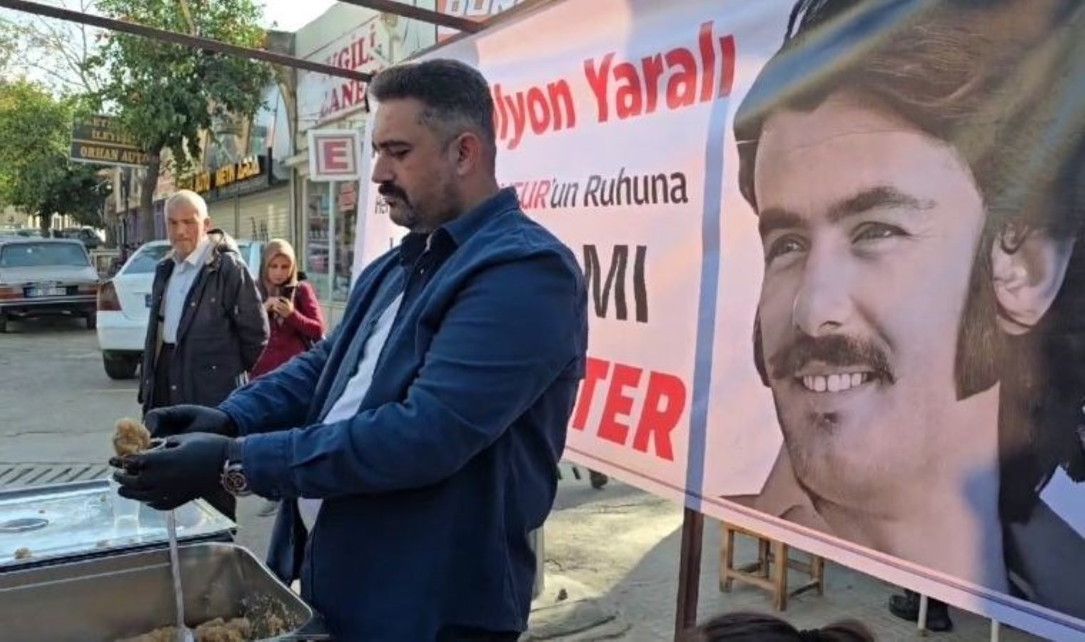 Ferdi Tayfur’un anısına helva dağıttı