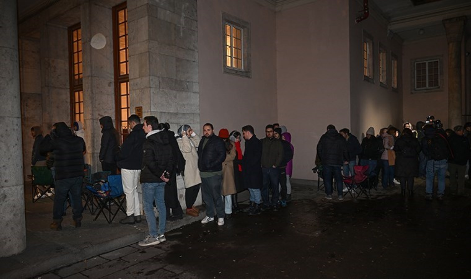 ‘Fındıkkıran’ balesi bileti almak için sabahın 5’inde kamp sandalyesiyle kuyruğa girdiler