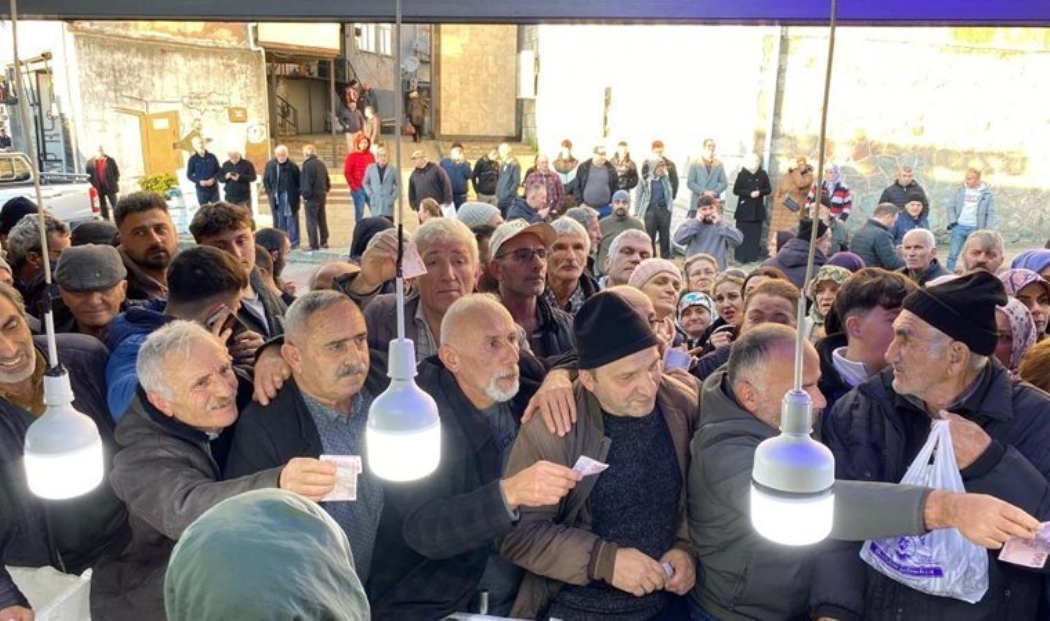 Fiyatı 30 liraya düştü! Önünde kuyruk oluştu: 3 saatte tükendi…