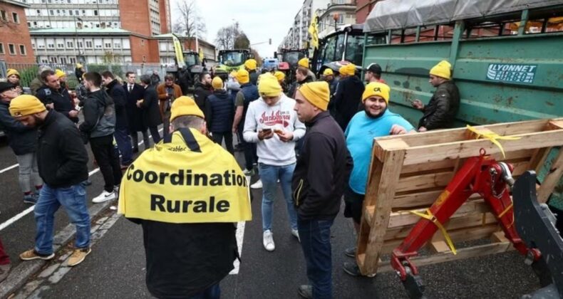 Fransa’da çiftçiler eylemde: Traktörler trafiği aksattı