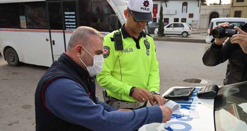 Gereksiz korna çaldığı için ceza kesilen sürücü çileden çıktı: ‘Bu trafikte korna gerekli ki çalıyoruz’