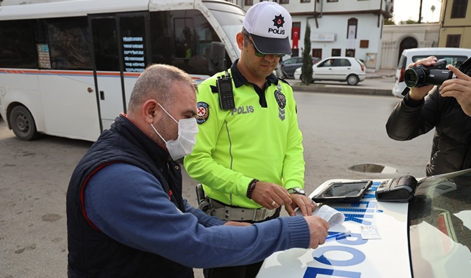 Gereksiz korna çaldığı için ceza kesilen sürücü çileden çıktı: ‘Bu trafikte korna gerekli ki çalıyoruz’