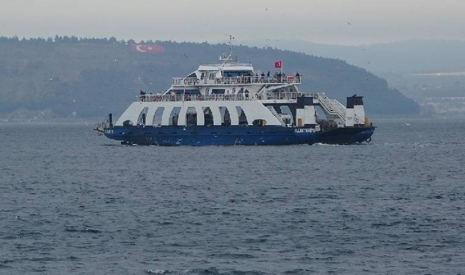Gökçeada ve Bozcaada feribot seferlerine ‘fırtına’ engeli