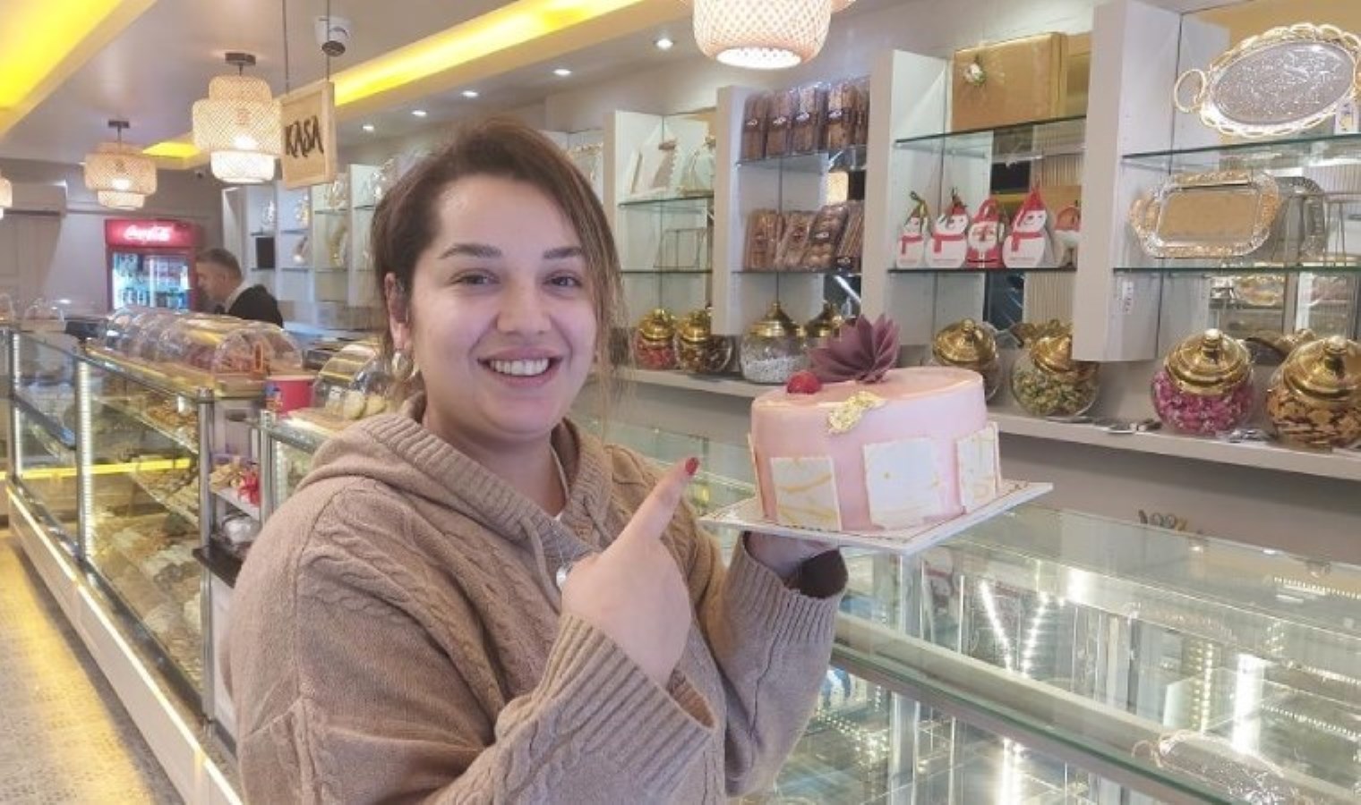 Görenleri şaşırttı… Piyangolu pasta: ‘Dikkat altın çıkabilir!’