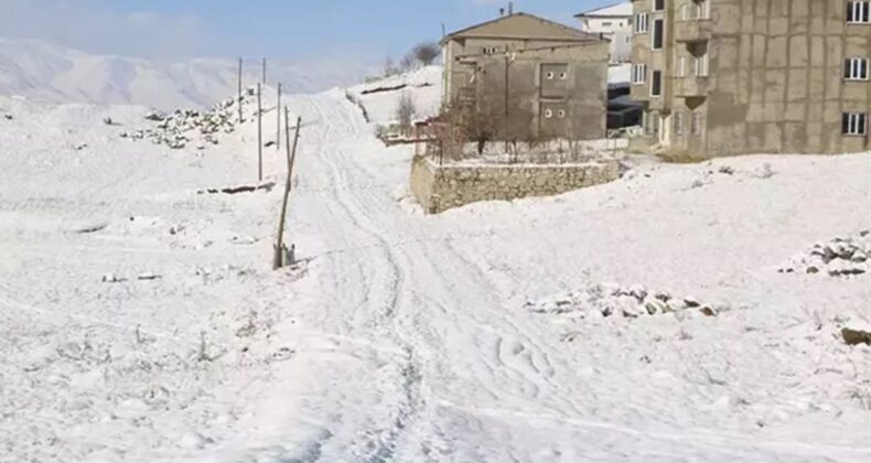 Hakkari’de ‘kar’ etkisi… Hayat durdu: 51 yerleşim yerinin yolu kapandı!