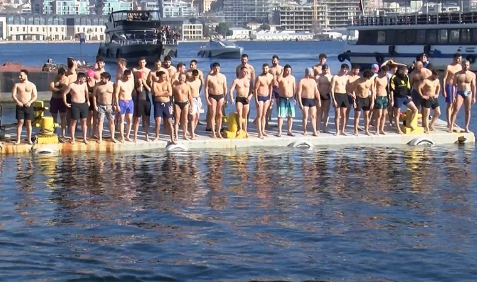 Haliç’te haç çıkartma töreni yapıldı