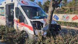 Hasta taşıyan ambulans kaza yaptı, faciadan dönüldü