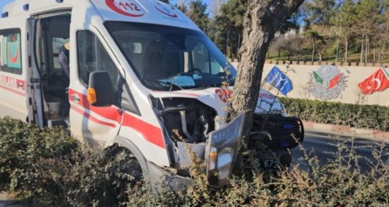 Hasta taşıyan ambulans kaza yaptı, faciadan dönüldü