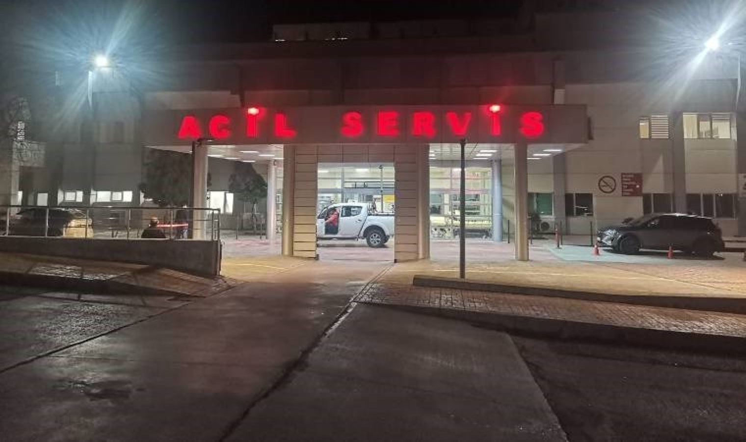 Hastanede dehşet anları… Refakat ettiği hastayı boynundan bıçakladı