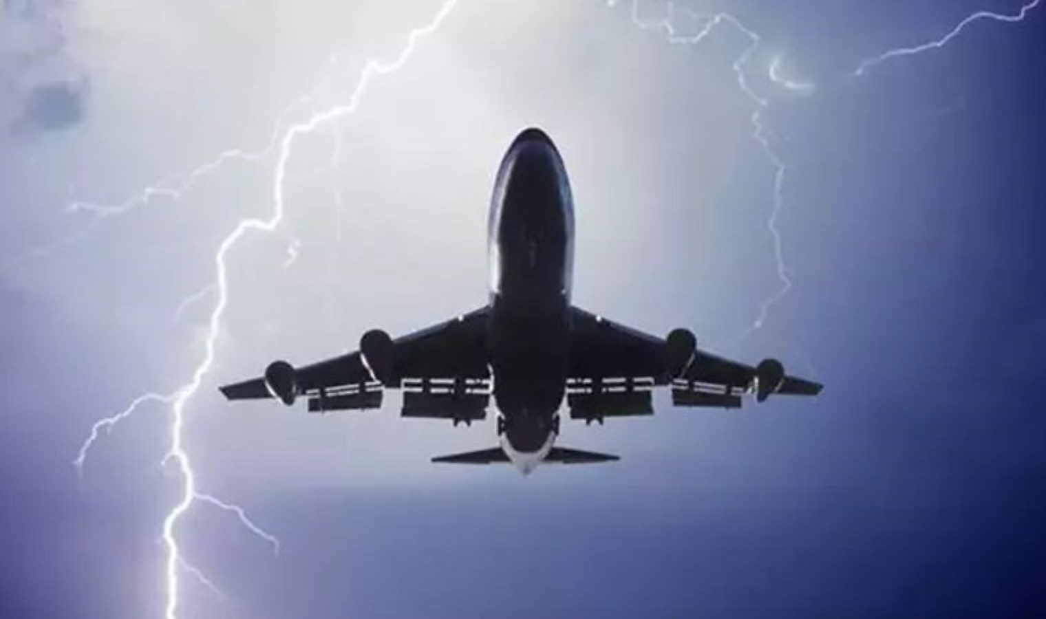 Havada panik anları… İstanbul’a geri döndüler: Hem THY hem de Pegasus uçağına yıldırım düştü!