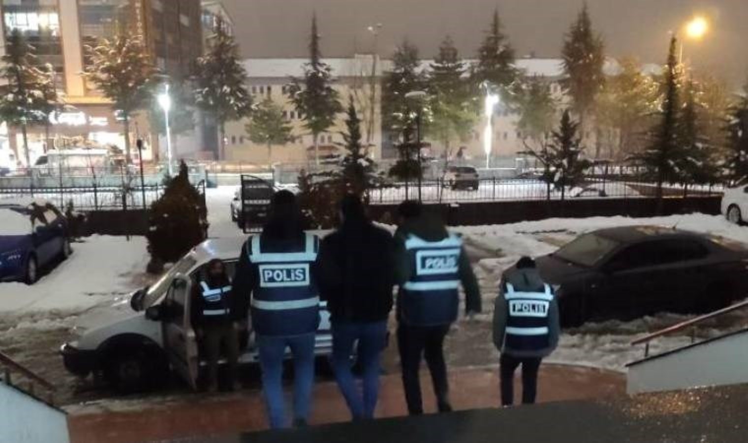 Hırsızlık suçundan aranan şahıs yakalandı