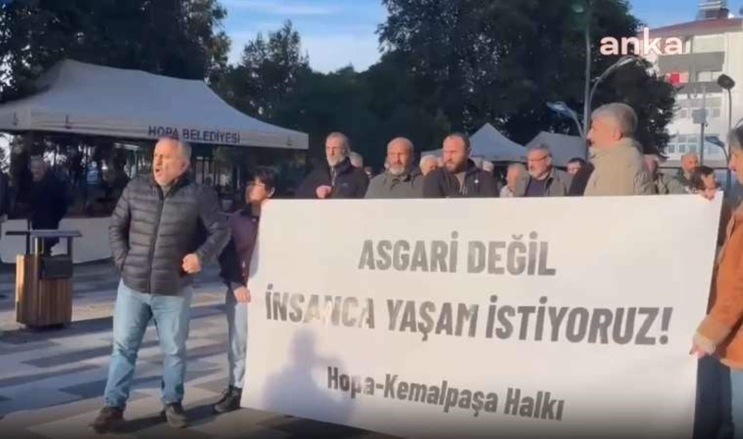Hopa’da asgari ücret protestosu: “Biz bu asgari ücreti kabul etmiyoruz, bu parayla Mehmet Şimşek yaşasın”