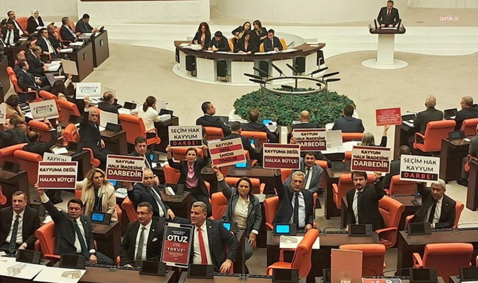 İçişleri Bakanı Ali Yerlikaya’ya kayyum protestosu: ‘Kayyum halk iradesine darbedir’
