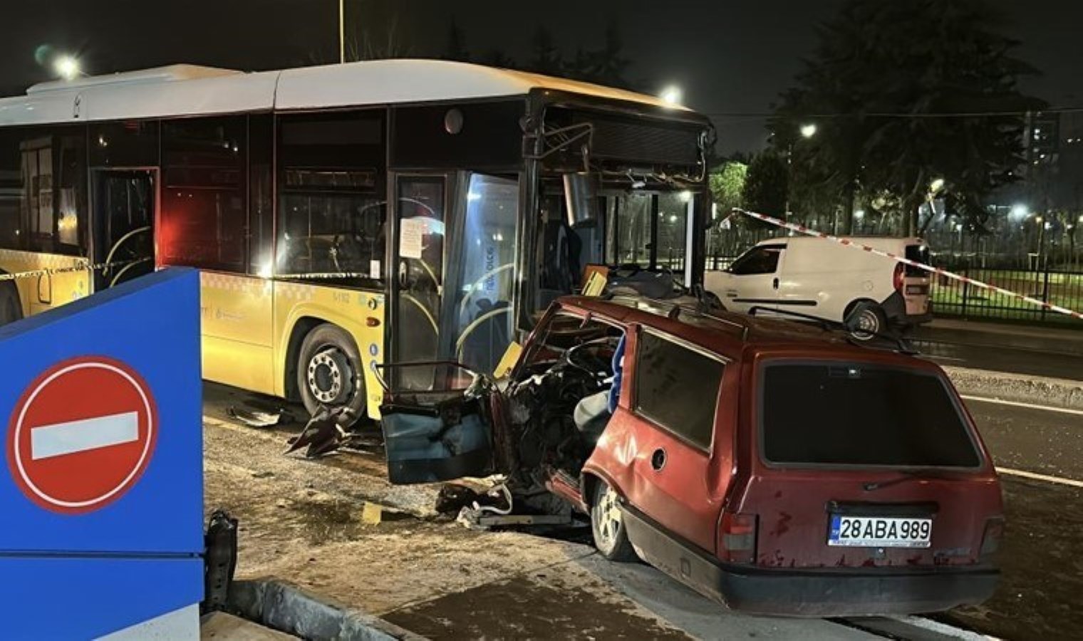 İETT ile otomobil kafa kafaya çarpıştı: 2 kişi hayatını kaybetti!