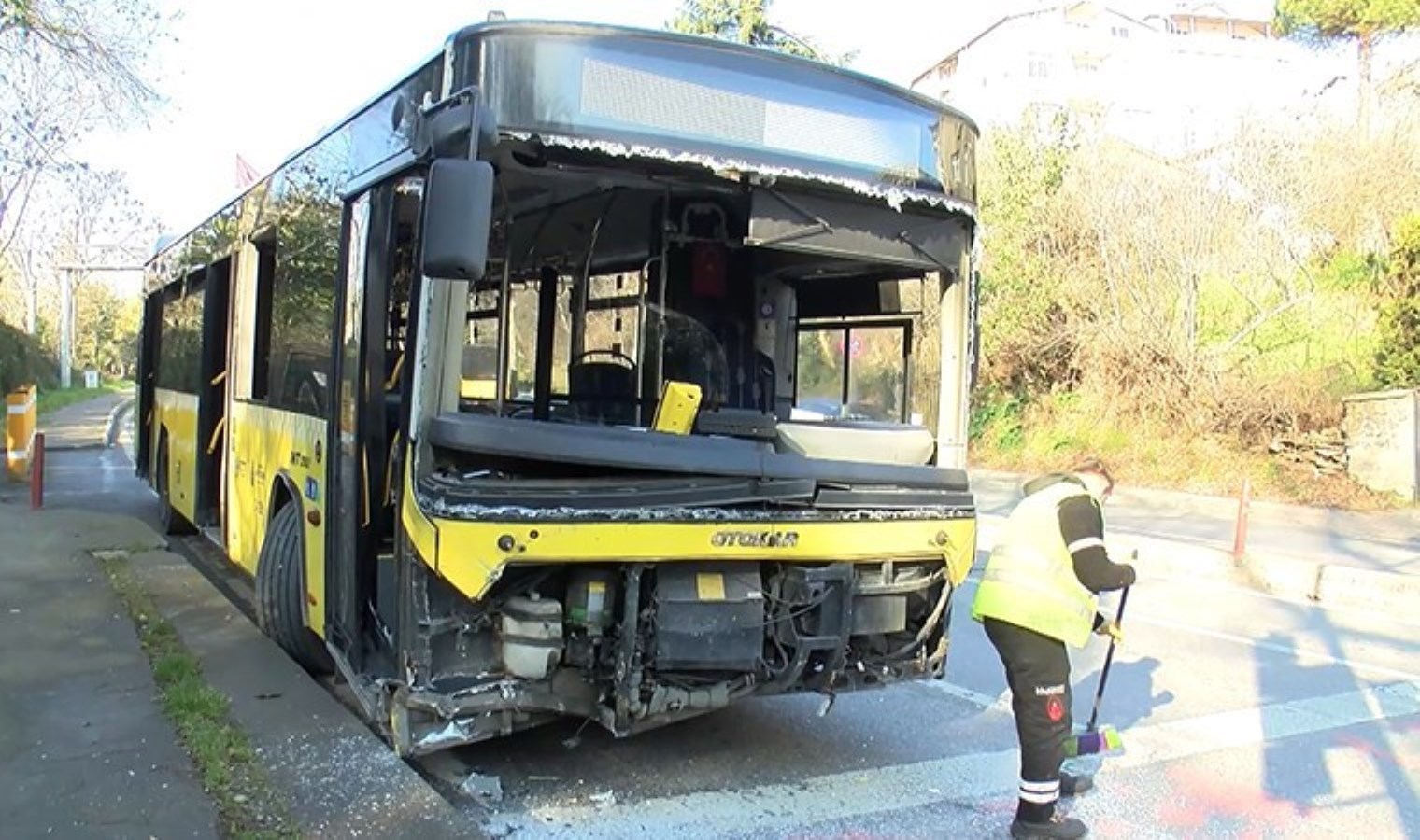 İETT otobüsü Sarıyer’de otomobile çarptı: 2 kişi yaralandı