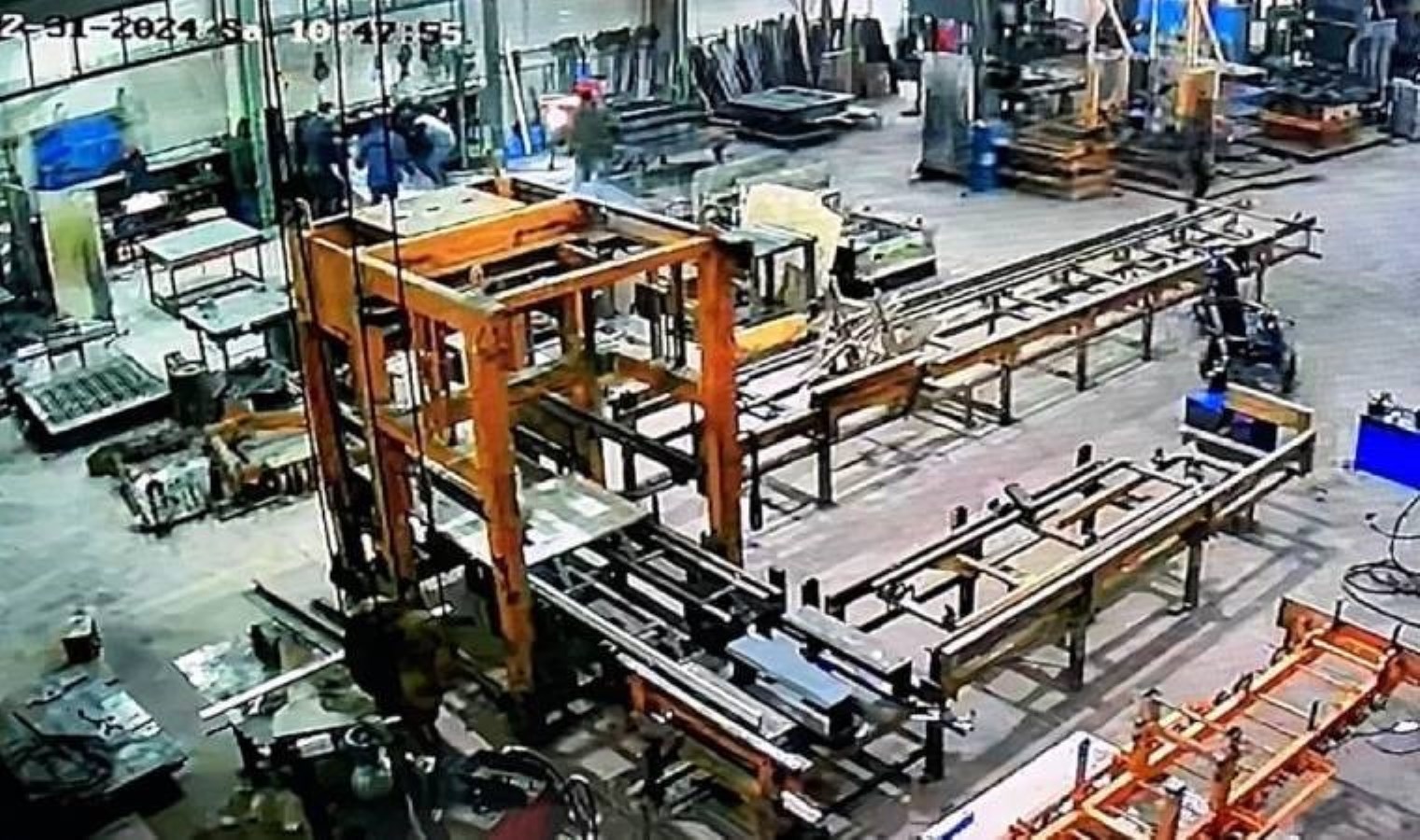 İşçinin üzerine 1 tonluk kalıp düştü: Ağır yaralandı!