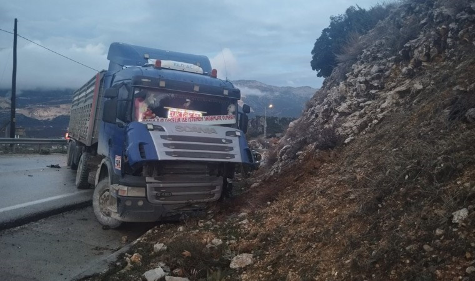Isparta’da korkunç kaza! TIR ve otomobil kafa kafaya çarpıştı: 3 yaralı