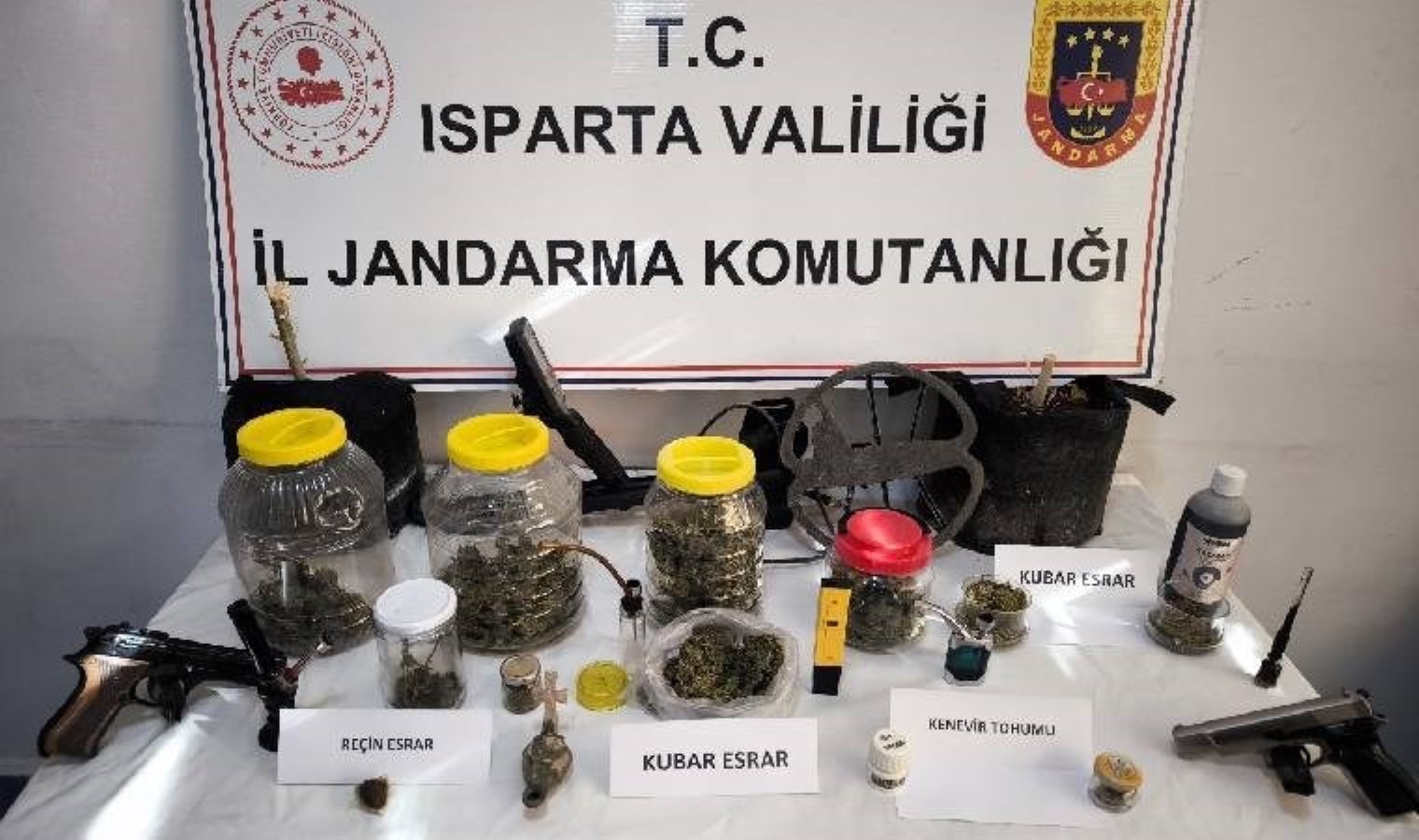 Isparta’da üç eve baskın… Ele geçirilenler şaşırttı!