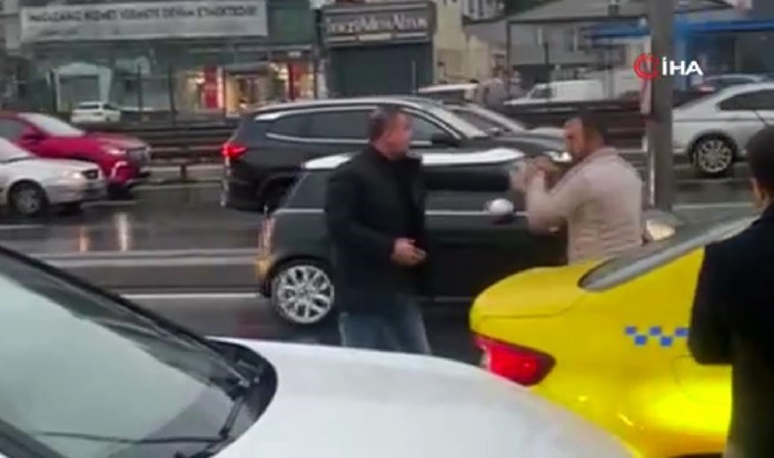 İstanbul Avcılar’da bir garip ‘yol verme’ kavgası: ‘Ben boksörüm gel’, ‘Ben de boksörüm’