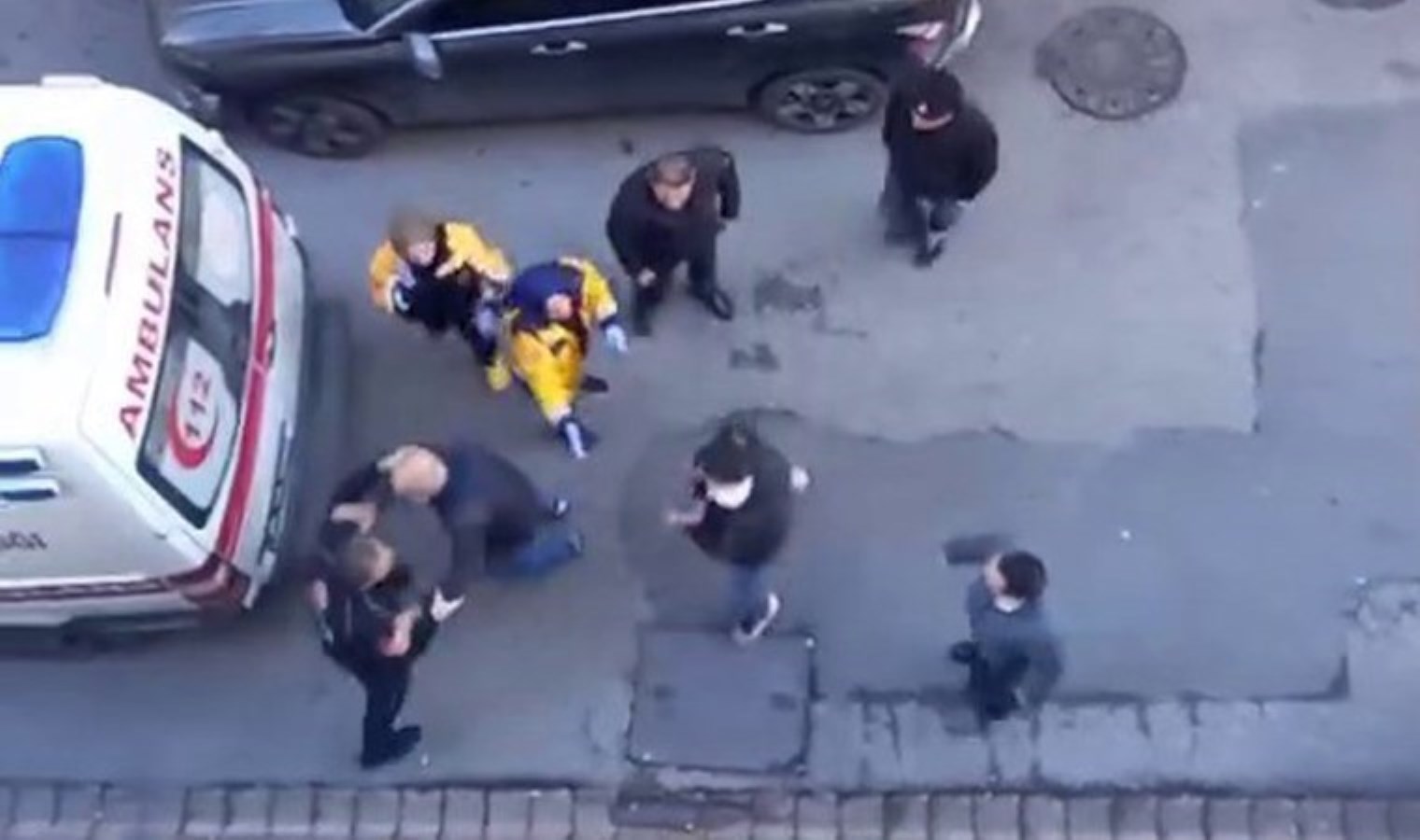 İstanbul Ümraniye’de pes dedirten görüntüler: Vakaya giden ambulans şoförüne saldırı! Önüne duba koyup yolunu kesti…