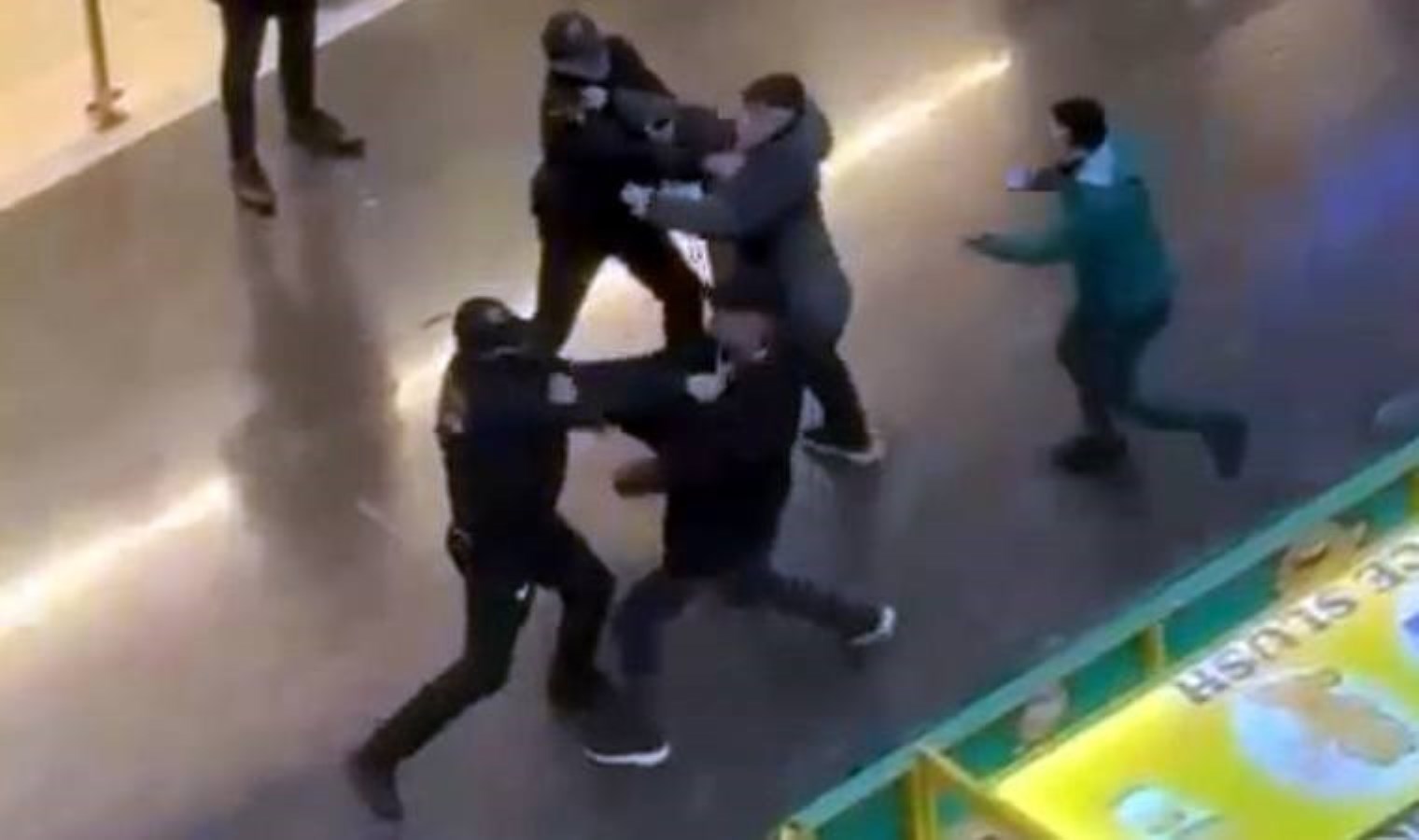 İstanbul’da AVM’de coplu ve sandalyeli kavga: Birbirlerine girdiler!
