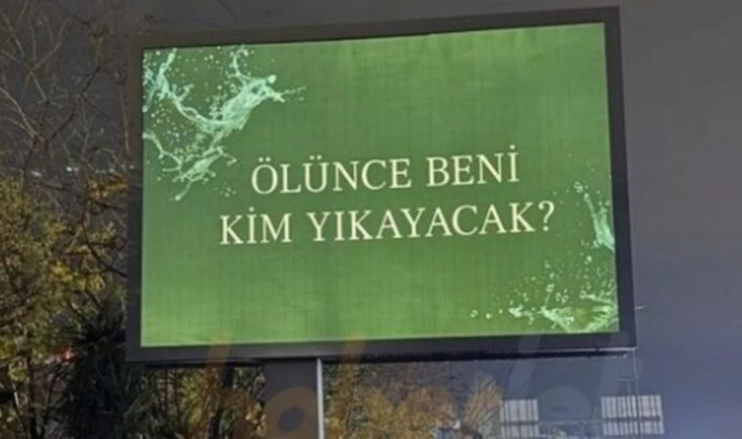 İstanbul’da dikkat çeken reklam panoları: ‘Ölünce beni kim yıkayacak?’