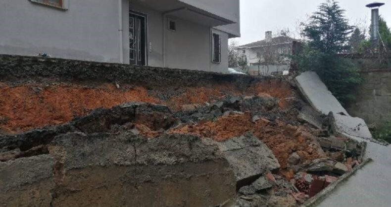 İstanbul’da korku dolu anlar… 3 metrelik istinat duvarı çöktü!