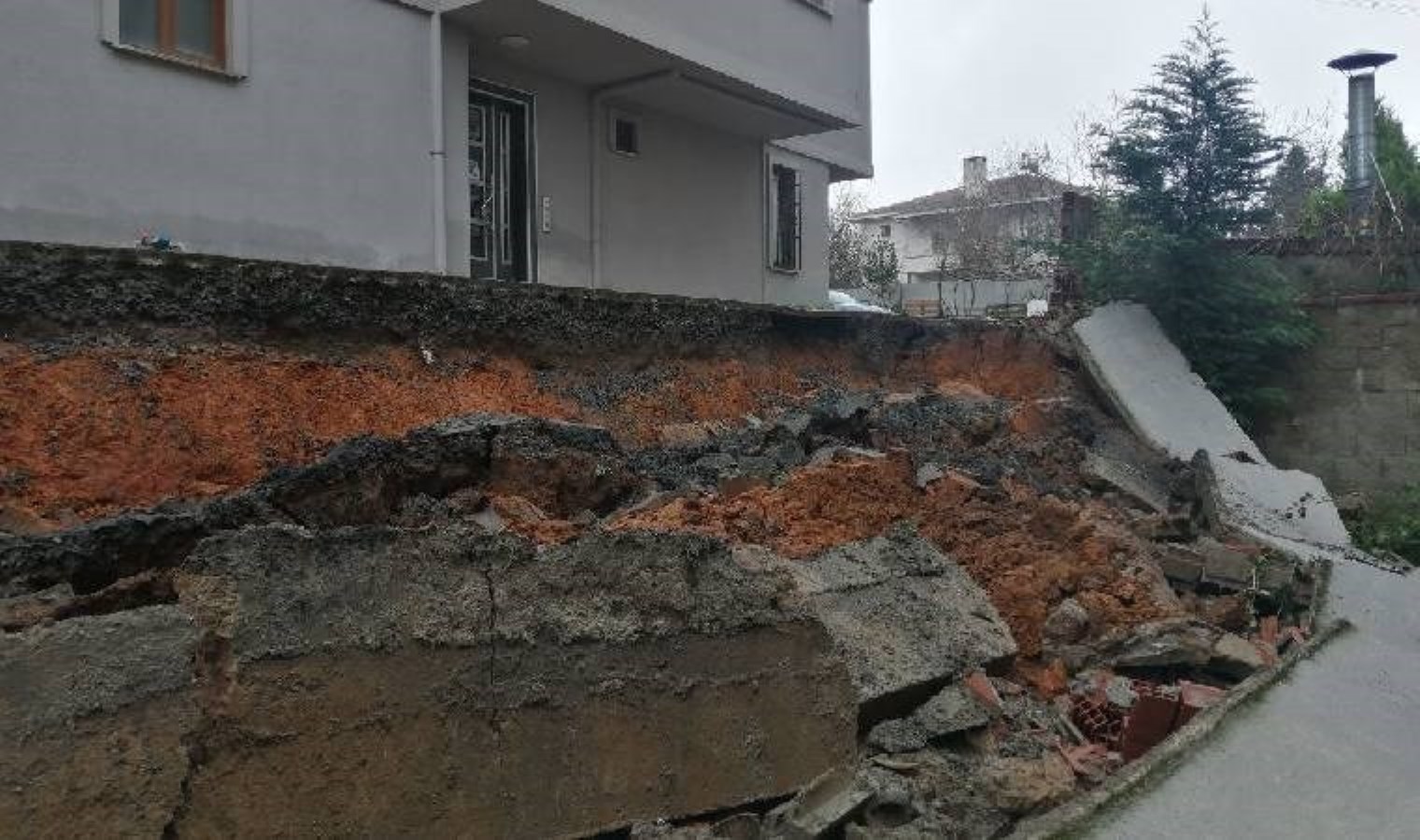 İstanbul’da korku dolu anlar… 3 metrelik istinat duvarı çöktü!