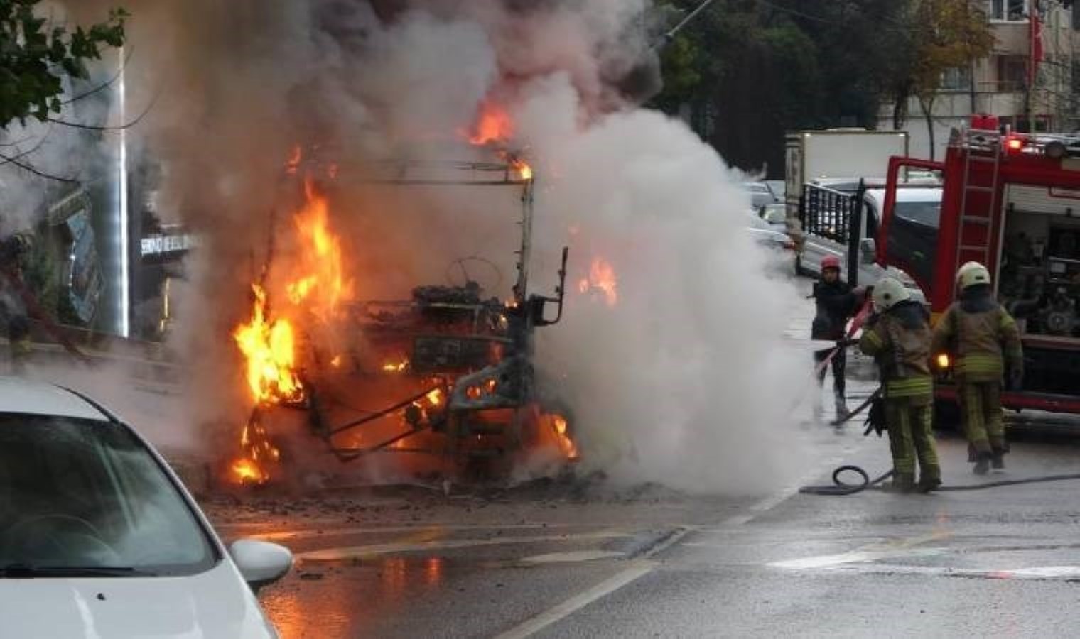 İstanbul’da korku dolu anlar: Seyir halindeyken alev alev yandı!