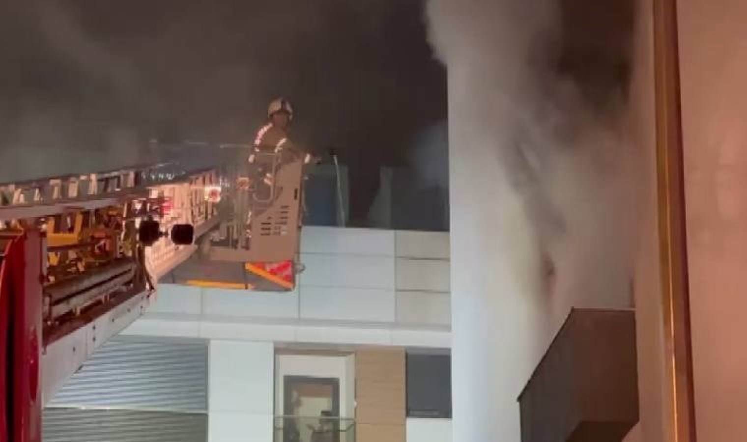 İstanbul’da korkutan yangın: Dumanların arasından kurtarıldı!