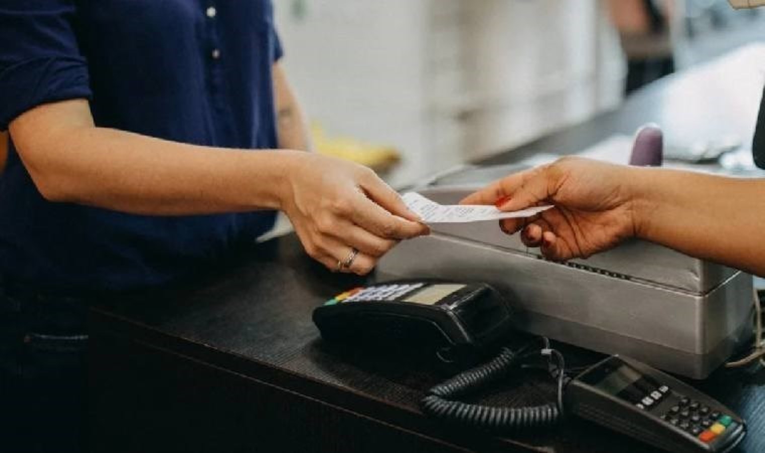 İstanbul’da müşteri gibi davranarak kasiyeri dolandırmıştı… Yakalandı!