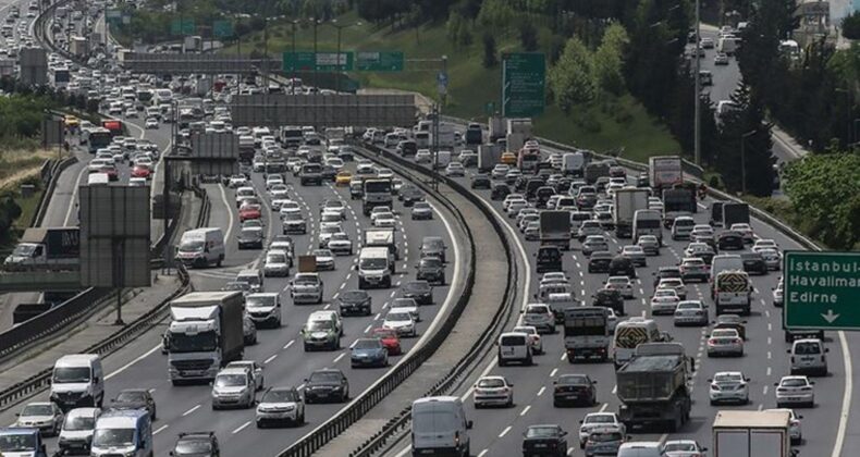 İstanbul’da ‘pazartesi’ trafiği: Yoğunluk yüzde 70’e dayandı!