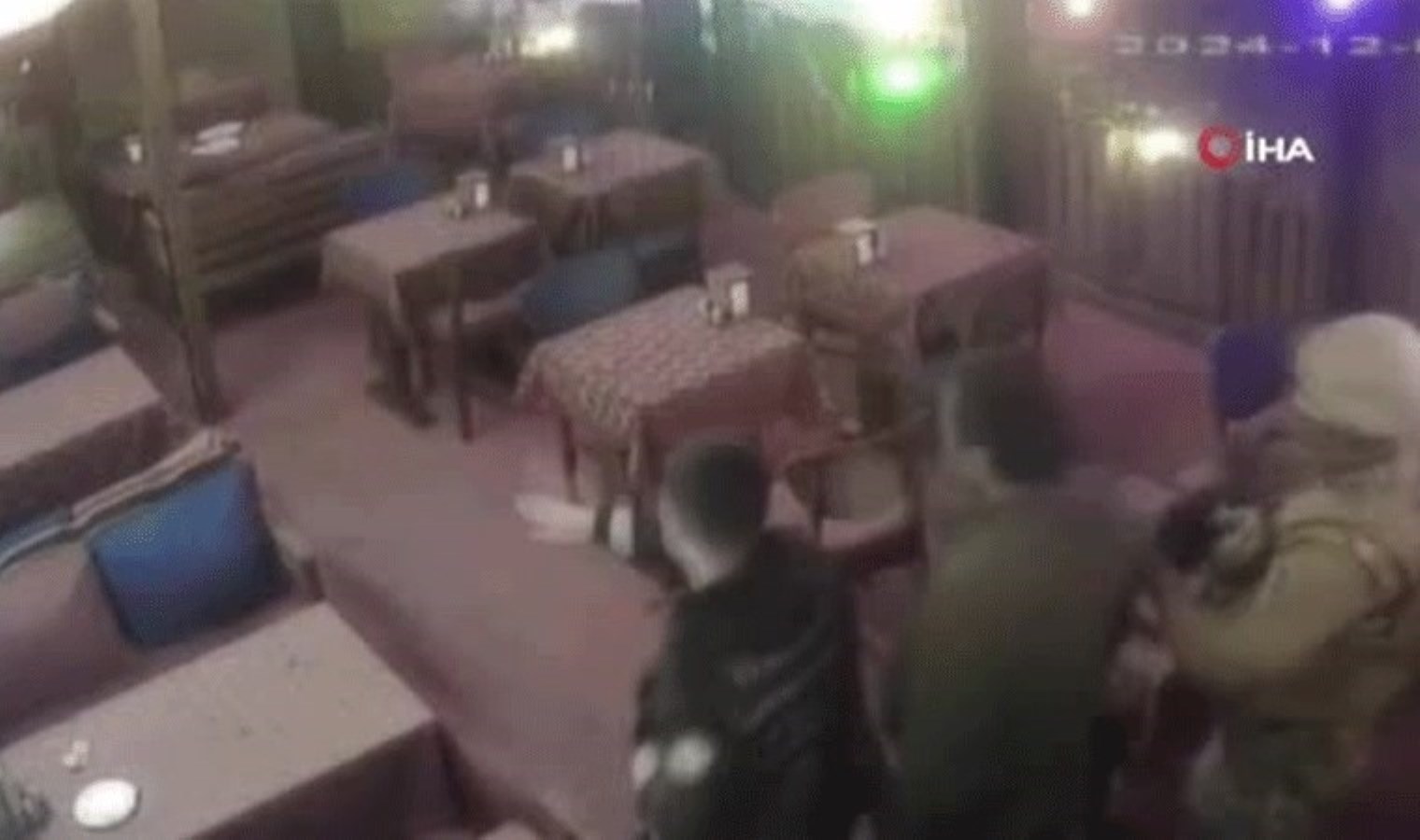 İstanbul’da rehine krizi: Halüsinasyon gördüğü iddiasıyla kız arkadaşını bıçakla rehin aldı!