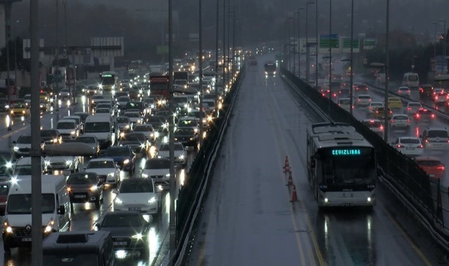 İstanbul’da ‘sağanak’ etkisi: Yoğunluk yüzde 81’e ulaştı