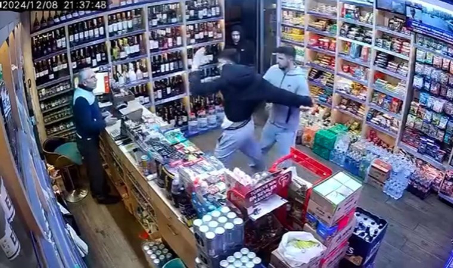 İstanbul’da ‘sahte içki sattın’ kavgası: Sevgilisi hastaneye kaldırılınca tekel bayisini bastı!