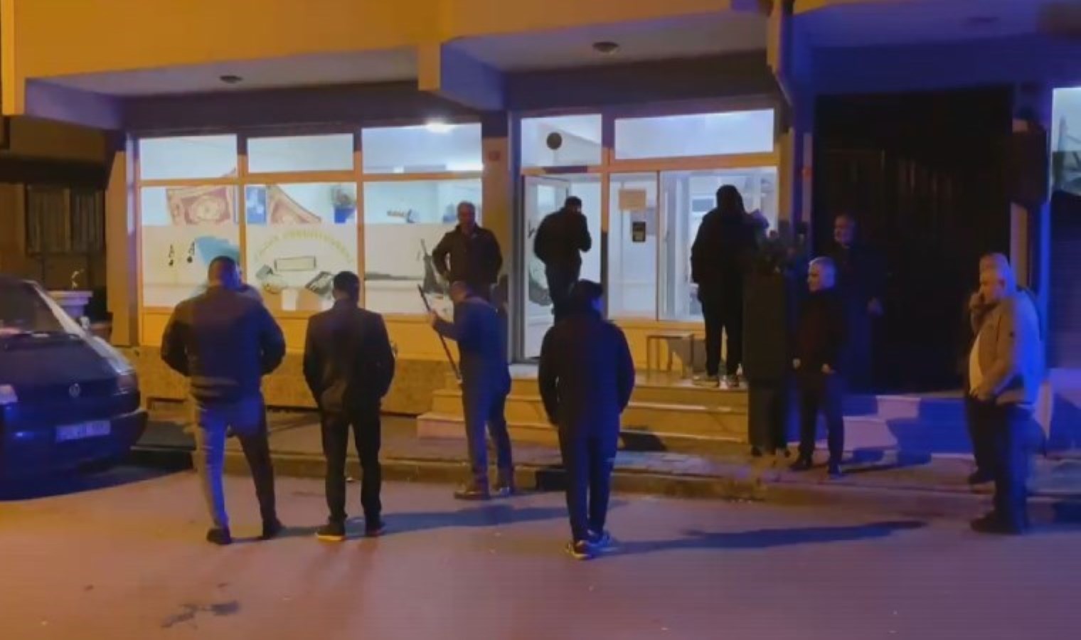 İstanbul’da sokak ortasında silahlı saldırı: 2 yaralı!