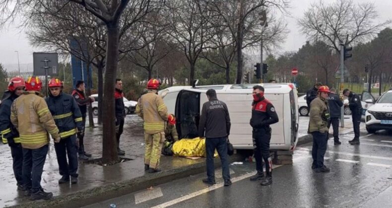 İstanbul’da ticari araçla polis otosu çarpıştı!