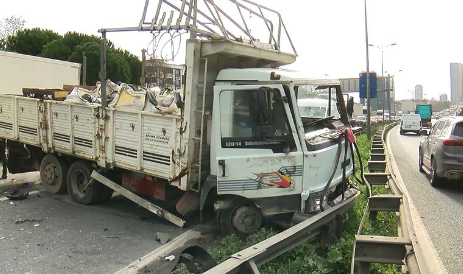 İstanbul’da trafiği kilitleyen kaza! Esenyurt’ta 6 araç birbirine girdi: 4’ü çocuk 8 yaralı