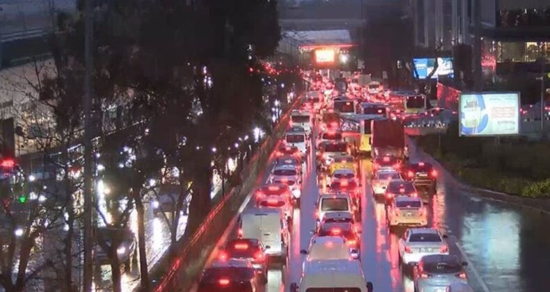 İstanbul’da trafik durma noktasında: Yoğunluk yüzde 90!