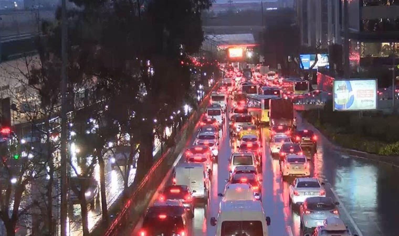 İstanbul’da trafik durma noktasında: Yoğunluk yüzde 90!
