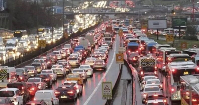 İstanbul’da yağmurun da etkisiyle araçlar trafikte güçlükle ilerliyor