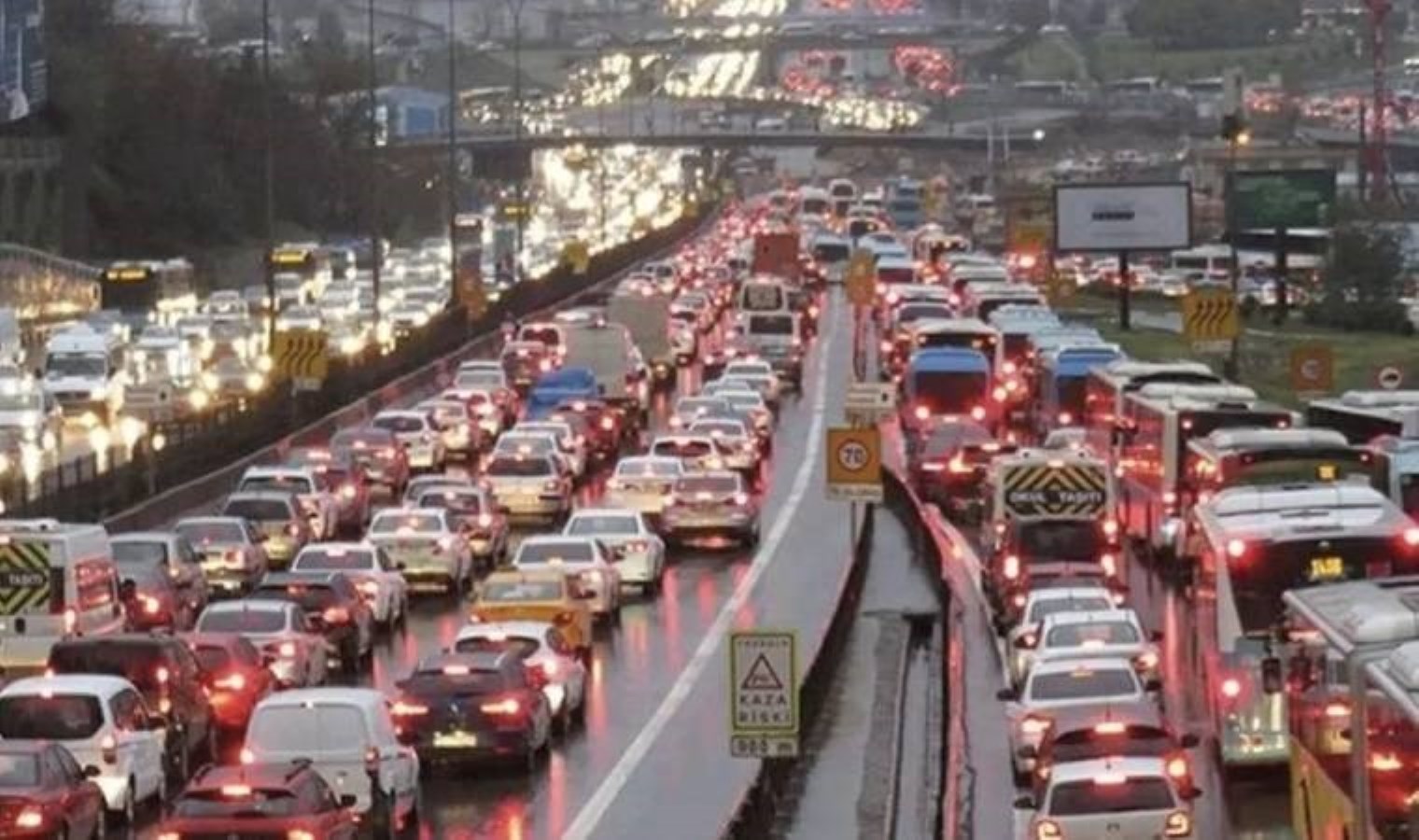 İstanbul’da yağmurun da etkisiyle araçlar trafikte güçlükle ilerliyor