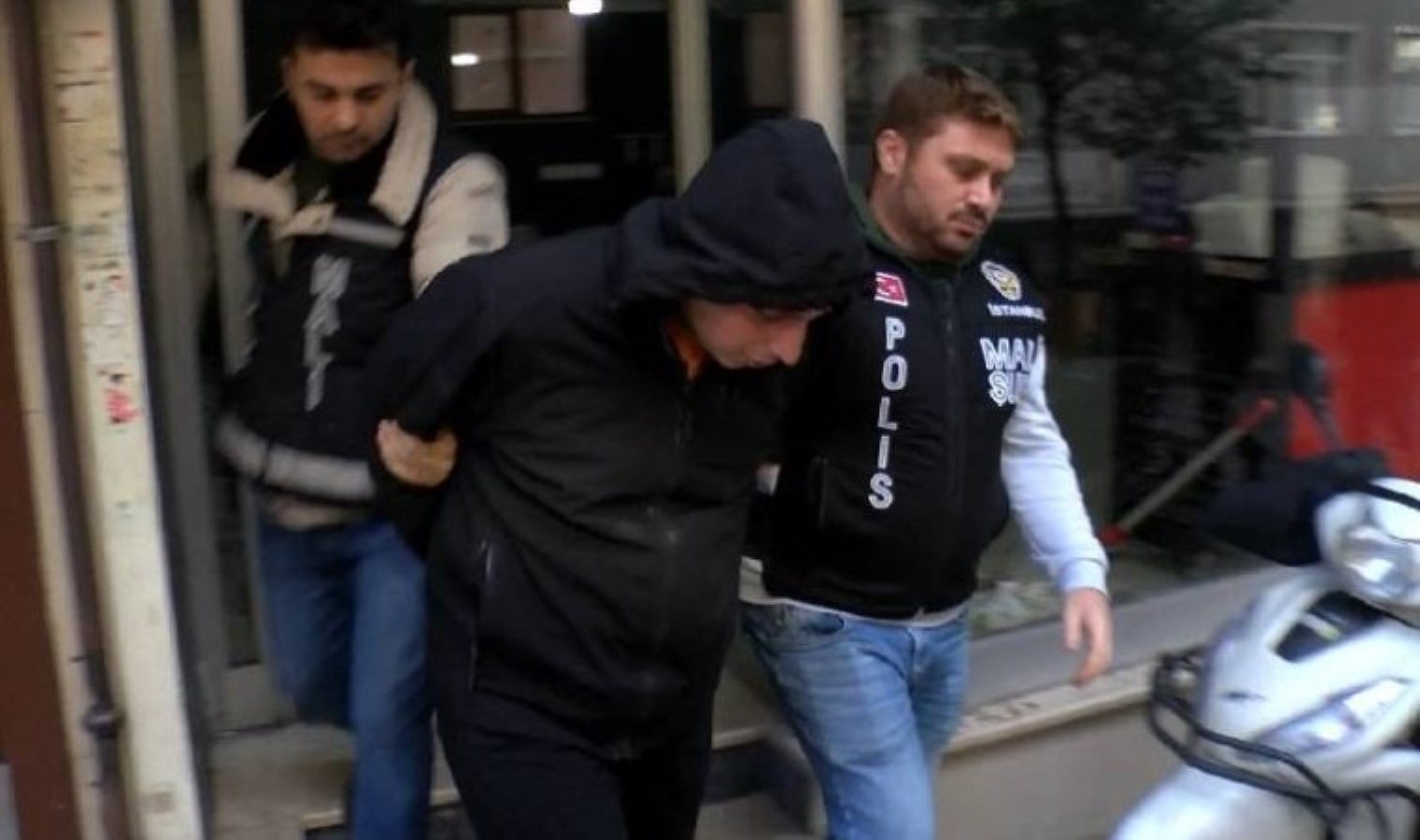 İstanbul’un iki ilçesinde sahte plaka operasyonu: Suç örgütlerine kuryeli teslimat!