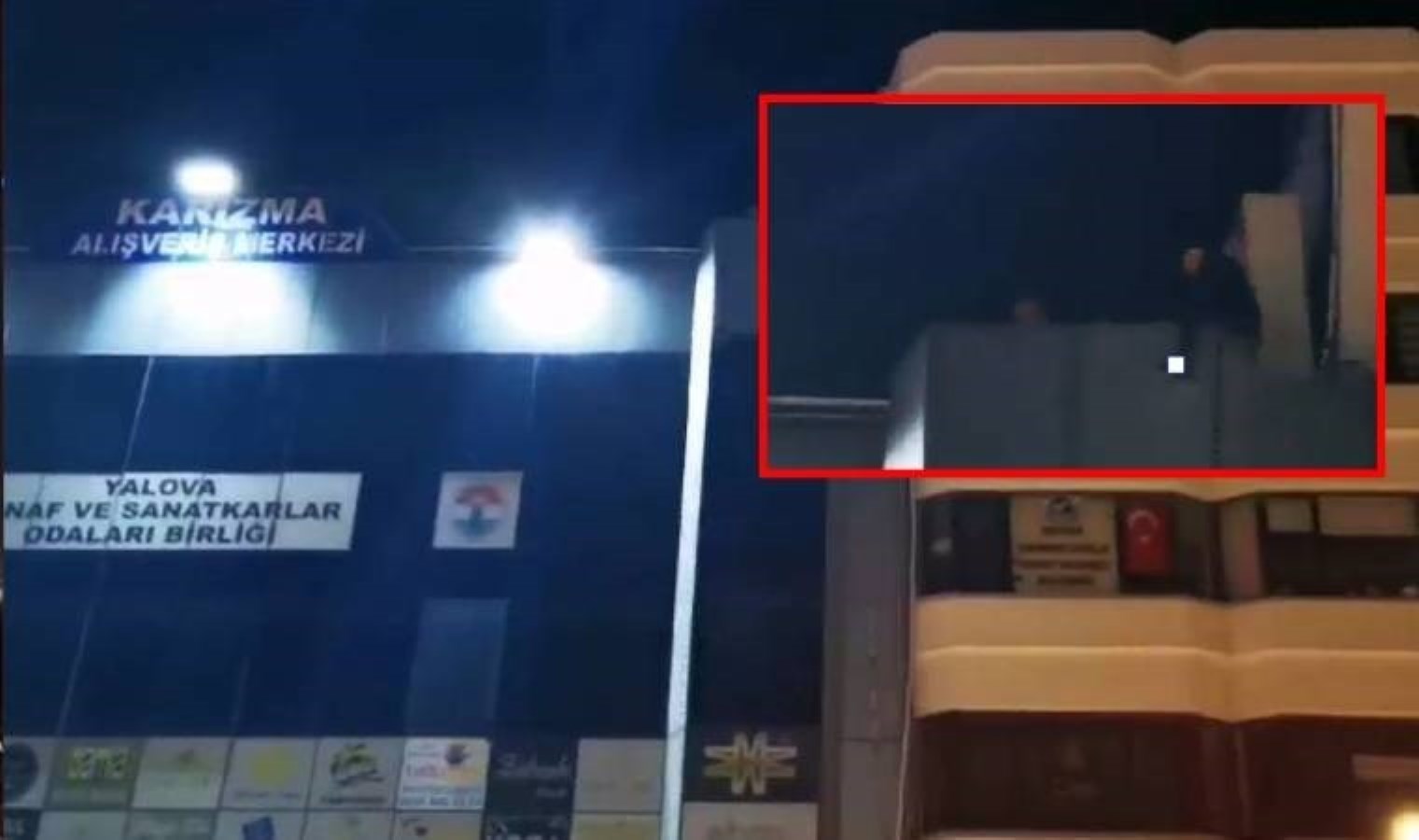 İşten çıkarılan belediye çalışanı çatıya çıktı, geri alınınca indi