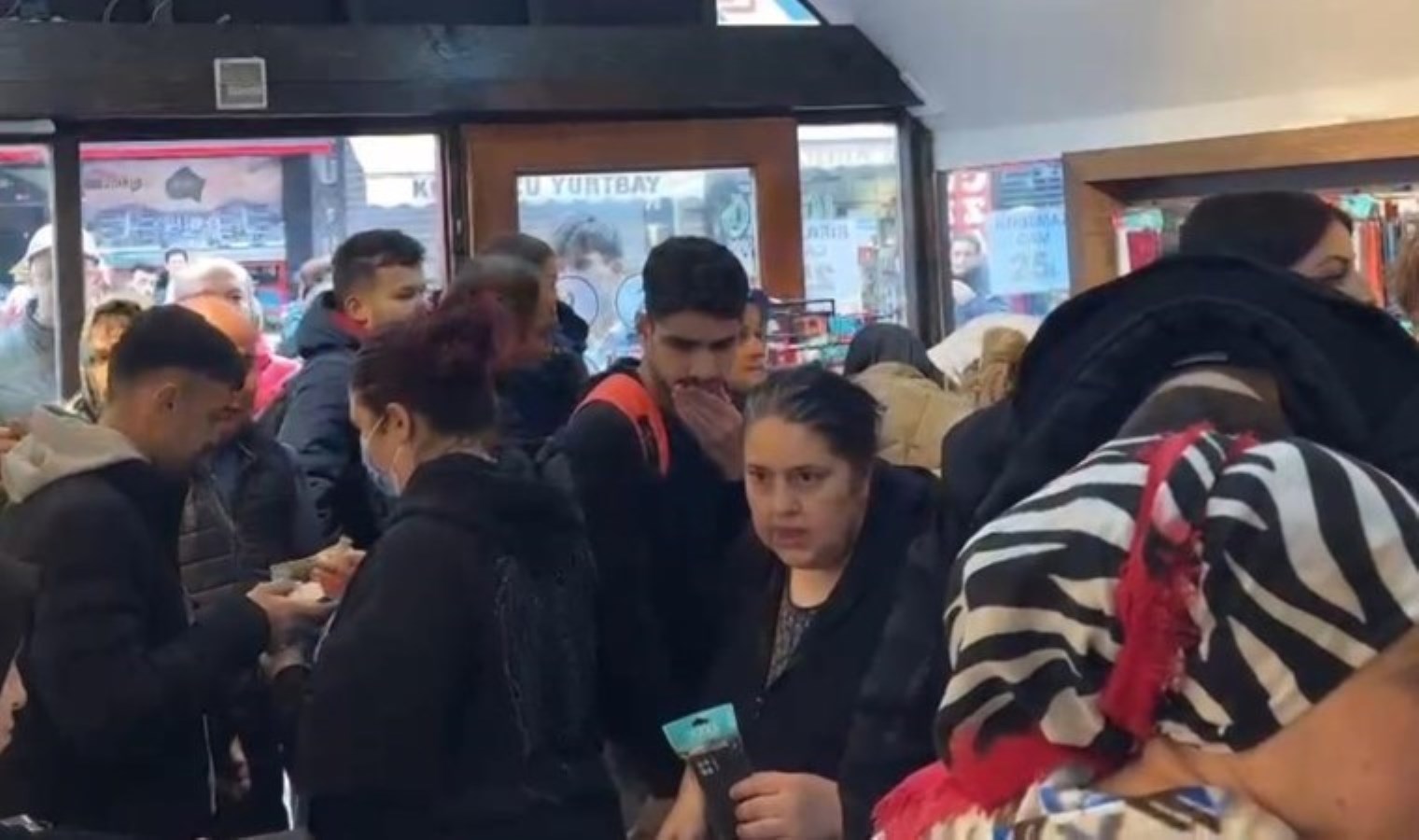 İşyerinde izdiham… İndirimi duyan mağazaya akın etti!
