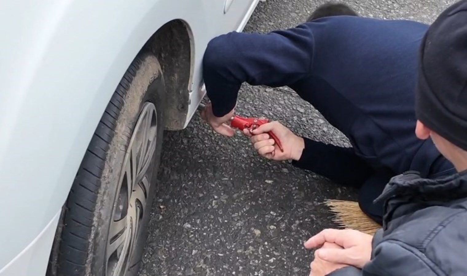 İtfaiye ekipleri sıkışan kedi için seferber oldu: Zamana karşı yarıştılar