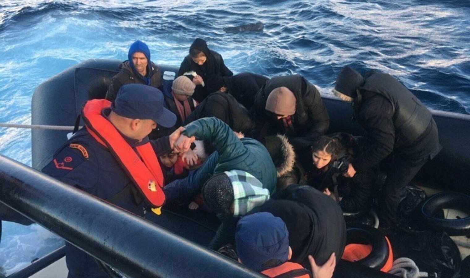 İzmir’de 76 kaçak göçmen yakalandı